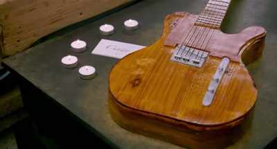 Se on kitarakakku.
-Älytöntä. - Carmine Street Guitars