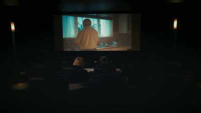 Se quedó mirando la ventana. - The Tattooist’s Son: Journey to Auschwitz