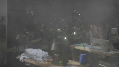 Seattle Fire! Anyone in here?
Check the doors. Hello? - Station 19