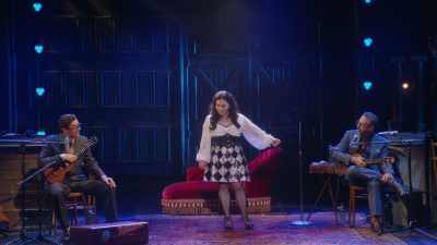 - Secolul XIX.
- Era Regina Nebună. - Alex Borstein: Corsets & Clown Suits