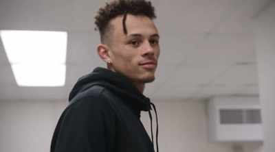 - Security slammed your face to the ground...
- I was in custody. - Last Chance U: Basketball