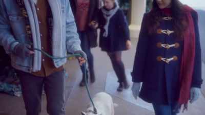 See how the leash is slack
like that? That's good. - The Dog Days of Christmas