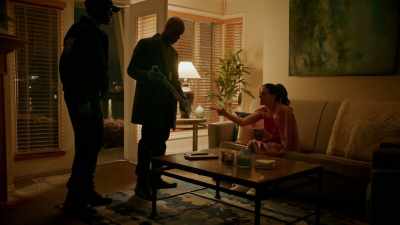 - See? It's fake.
It's just a toy. - The Ice Rink Murders