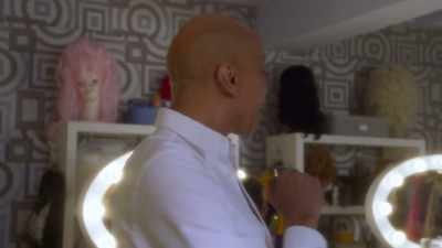 See, now is where
I'd be taking off my hoops, - AJ and the Queen