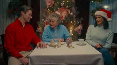See, Sonnie, that's how you
ask someone out on a date. - Christmas at the Holly Hotel