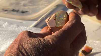 See the way it's running.
And a good hard backing.Yeah. - Outback Opal Hunters