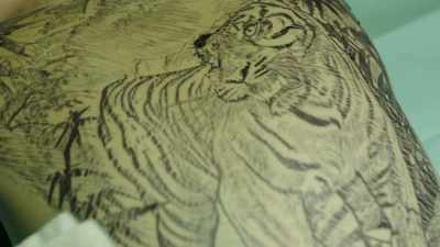♪ See twin eagle birds
up in the tree ♪
[ Tattoo needle buzzing ] - Stumptown