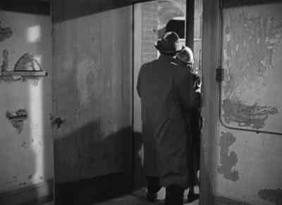 See that watchtower?
- Yeah? - The Man Who Cheated Himself
