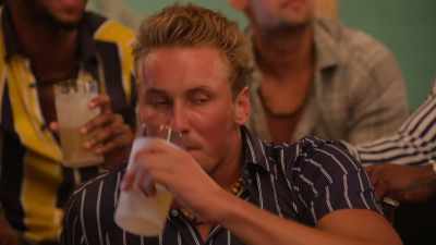 Seeing Welcome and Sarah spend
that much time in the tent, - FBoy Island