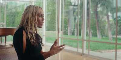 Self-love is, um, a conversation
that's really amazingly kinda current. - Miley Cyrus - Endless Summer Vacation (Backyard Sessions)