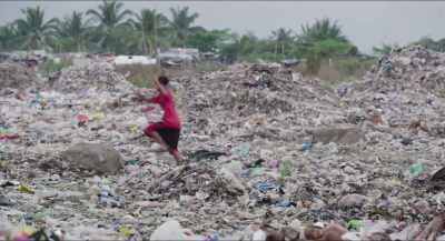 Sepanjang hari mereka mengais sampah. - The Cleaners