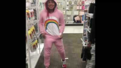 -[Seqo, murmuring]
-[giggles] - Supervillain: The Making of Tekashi 6ix9ine