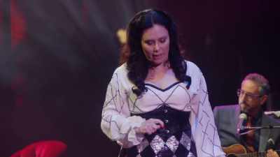 Serios, vreau să le urez acestui idiot
și logodnicei lui - Alex Borstein: Corsets & Clown Suits