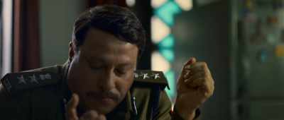 Servants, they see everything.
She will talk. - Raat Akeli Hai