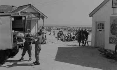 Service Corps, close on me.
Over here, the Service Corps. - Dunkirk