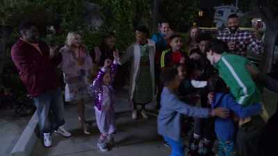 - Seth! Seth! Seth!
- How about a group hug? Group hug! - Cheaper by the Dozen