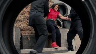 - Settle down!
- My dad's gonna kill you - Fight of Fury