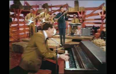 ♪ Shake, baby, shake ♪ - Jerry Lee Lewis: Trouble in Mind