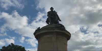 Shakespeare,
in one speech tells you - Quintessentially British