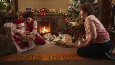 Shall I help you open it?
Yeah, help him open it, go on. - My Name Is Leon