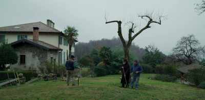 - Shall we try to draw it like this?
- Yes, let's put that stick here, Davide. - Architecton