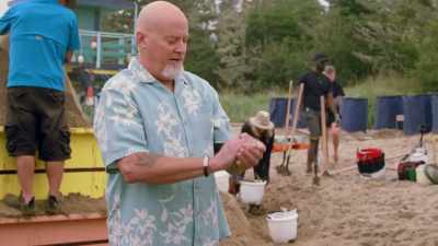 [shaun] ...And master sculptor
bruce phillips - Race Against The Tide