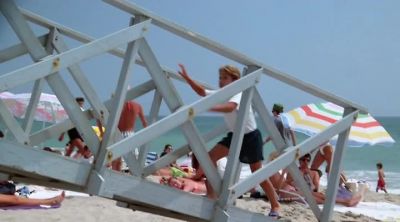 -SHAUNI: HEY, HOBIE.
-HEY. - Baywatch