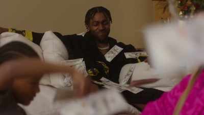 ♪ Shawty switch on her baby like the seasons ♪ - Get Paid