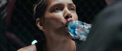 She has a minute to recover.
Can she come back in the second round? - Bruised