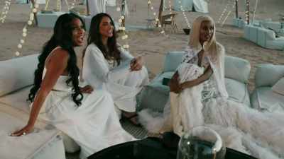 She has a train.
[laughing] - The Real Housewives of Dubai
