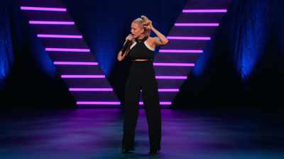 She always got a faux hawk and a bandanna. - Iliza Shlesinger: Unveiled