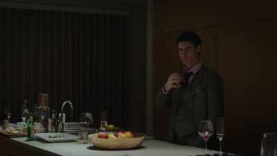 She broke both of her legs. - Counterpart