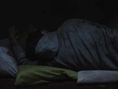- She can hear us.
- So let's be quiet. - John and the Hole