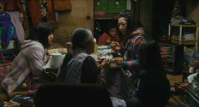She can sleep in my bed. - Shoplifters
