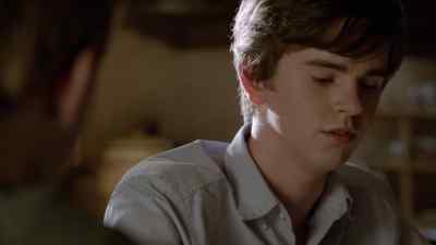 She can't get through this.
Not without me. - Bates Motel