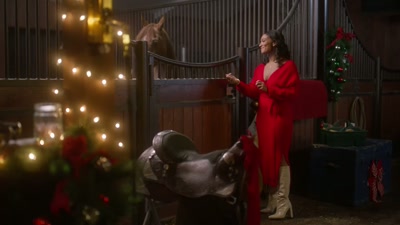 SHE CHUCKLES - Yuletide the Knot