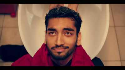 SHE CHUCKLES - Informer