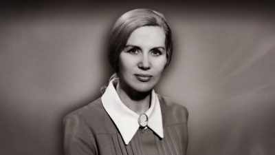 She had cosmetic surgery
and elocution lessons, - The Cult of The Family