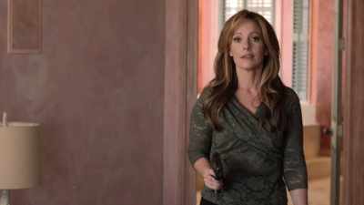  - She did this.
 - What? - The Perfect In-Laws