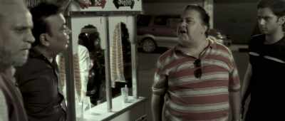 She doesn't care one bit
for clerks like Sattu. - Oh, really? - Shaadi Mein Zaroor Aana