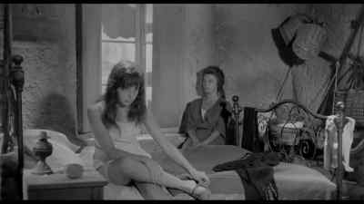 She doesn't even cry - Two Women