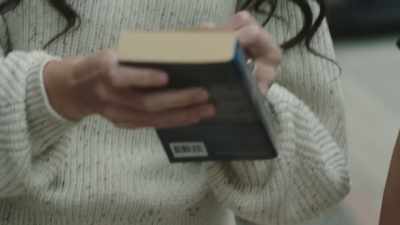 - She doesn't sign books.
- You know what? I'll do it quickly. - Is There a Killer in My Family?