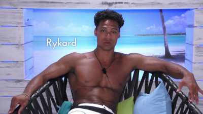 She doesn't want to
seem to look like - Love Island
