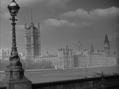 She gets a royal welcome from the British - Roman Holiday