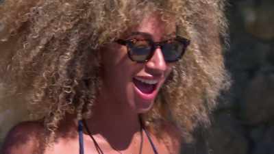 SHE GOT A TEXT. - Love Island