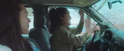 ♪ She got in, she got in ♪ - Souvenirs