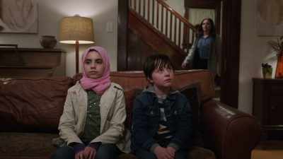 - She has her earphones in. - Resident Alien