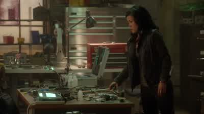 She hit a Marine? - Scorpion