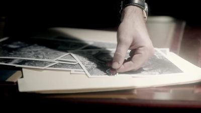 She was holding this. - Legacies