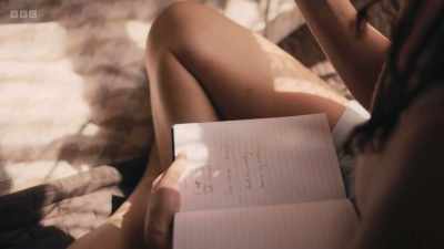 SHE HUMS - Mood